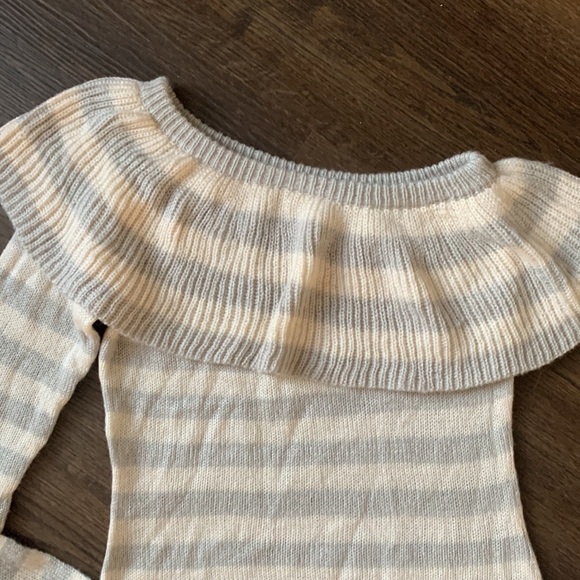 NWT Romeo + Juliet Couture off shoulder knit striped sweater size small - Picture 3 of 4